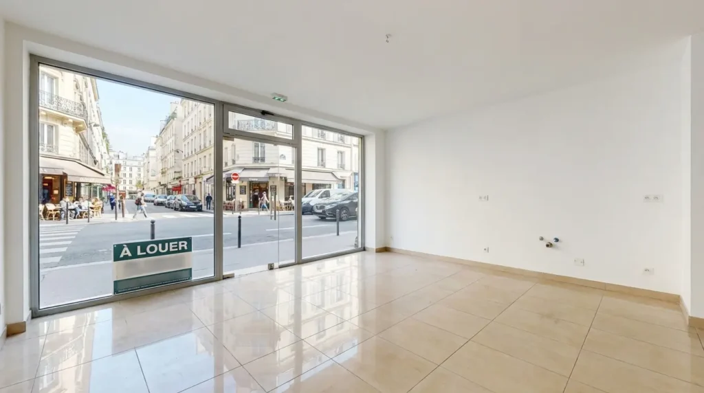Local commercial vide au rez-de-chaussée